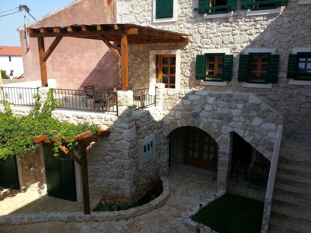Apartamento Dvori Svetog Mihaela Šibenik Habitación foto