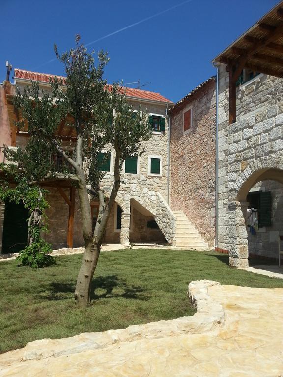 Apartamento Dvori Svetog Mihaela Šibenik Habitación foto